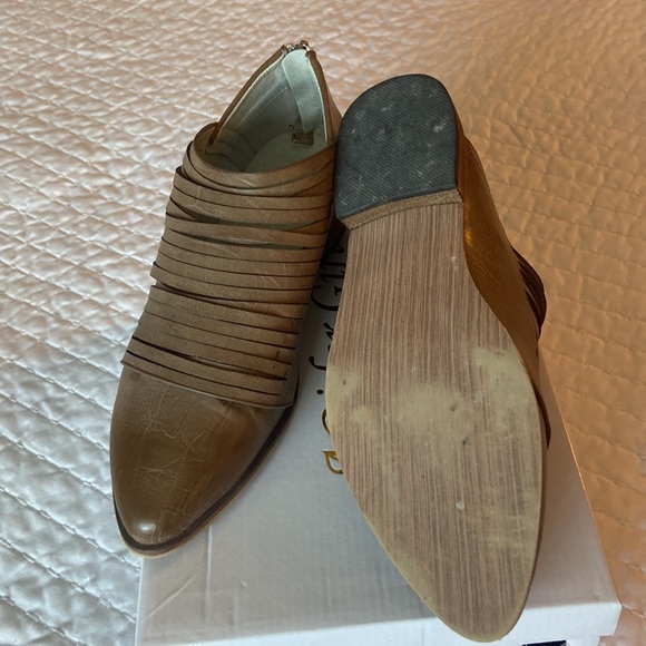 A Rider Girl taupe loafer with zippers on the back, worn twice,  size 8.5 - Picture 2 of 3